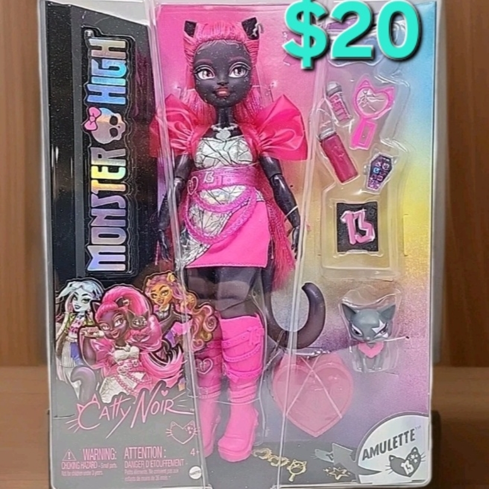 Monster High Catty Noir with Pink and Black Ensemble